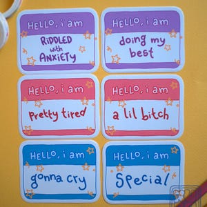 Bonjour, je suis... - Stickers porte-noms déséquilibrés // criblé d'anxiété, faisant de mon mieux, assez fatigué, un petit bébé, je vais pleurer, spécial, autocollant meme