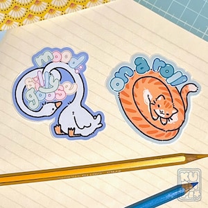 Animali Carini Lunghissimi - Stickers - Oca Silly Goose & Gattino On A Roll // adesivi carini, sticker meme, sticker di coppia, idea regalo