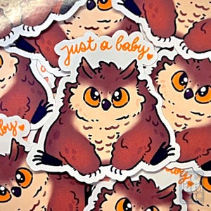 BG3 Sticker - Cucciolo di Orsogufo carino // "Just a Baby" adesivo carino, sticker dnd, owlbear cub