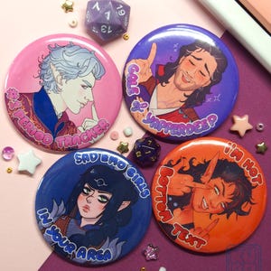 Op de afbeelding: Vier kleurrijke ronde buttons met illustraties en tekst. De buttons zijn roze, paars, blauw en oranje. De roze button zegt "#Period Tracker". De paarse button zegt "Gale & Yapperdeep". De blauwe button zegt "Sad Emo Girls in Your Area". De oranje button zegt "I'm Not Bottom Text".