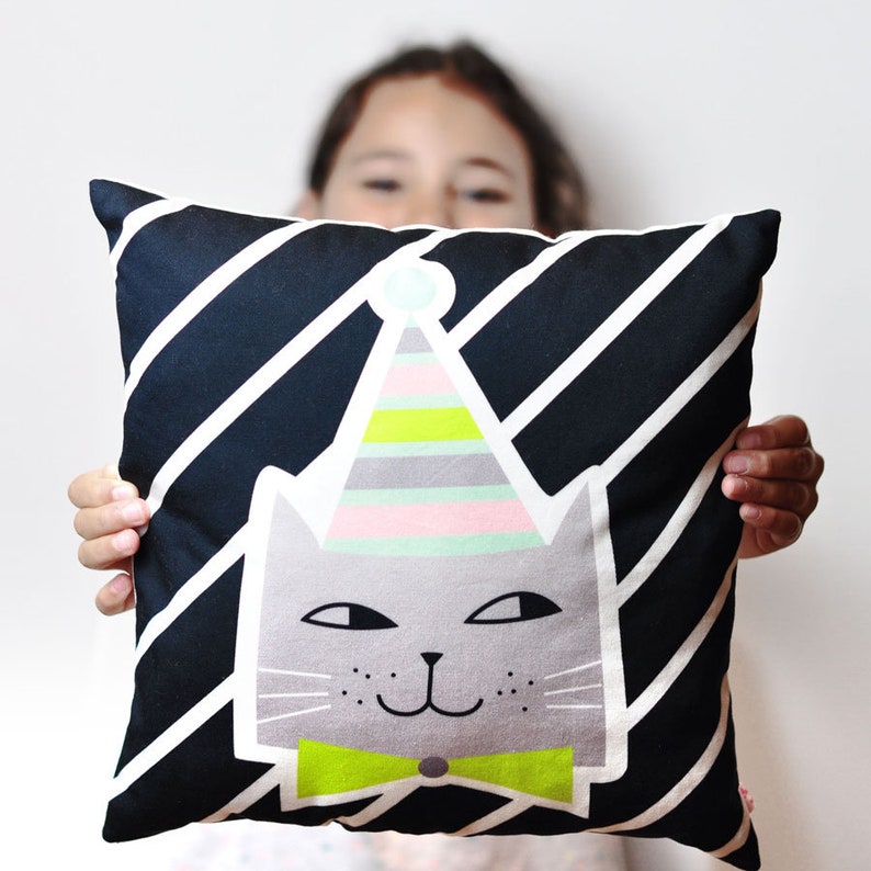 dekoratives Dekokissen für Kinderzimmer mit Katze in schwarz & weiß gestreift von PinkNounou Bild 4