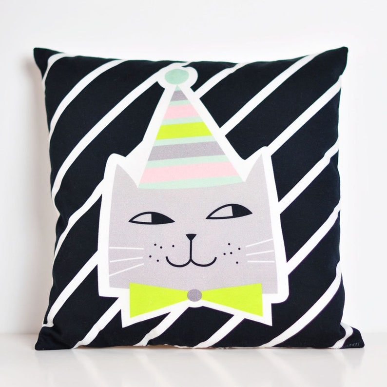 dekoratives Dekokissen für Kinderzimmer mit Katze in schwarz & weiß gestreift von PinkNounou Bild 1