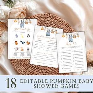 Puede incluir: Tres tarjetas de juegos para baby shower con temática de calabaza, con ilustraciones de animales y ropa de bebé. Las tarjetas están dispuestas sobre una estera tejida, rodeadas de flores. El texto en las tarjetas incluye "Gestational Age" y "Baby abc's". La parte inferior de la imagen dice "18 EDITABLE PUMPKIN BABY SHOWER GAMES".
