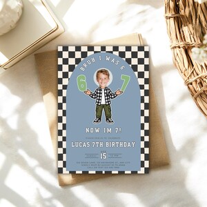 Puede incluir: Una invitaci&oacute;n de cumplea&ntilde;os con una ilustraci&oacute;n de dibujos animados de un ni&ntilde;o. La invitaci&oacute;n tiene un fondo azul con el texto "BRUH I WAS 6, NOW IM 7!" y "LUCAS 7TH BIRTHDAY". El borde es a cuadros blancos y negros.