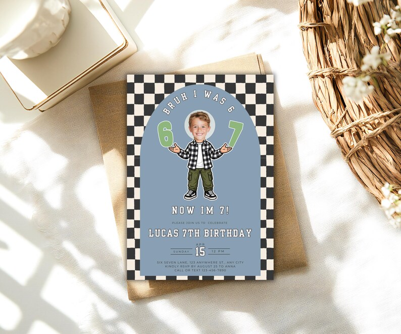 Puede incluir: Una invitaci&oacute;n de cumplea&ntilde;os con una ilustraci&oacute;n de dibujos animados de un ni&ntilde;o. La invitaci&oacute;n tiene un fondo azul con el texto "BRUH I WAS 6, NOW IM 7!" y "LUCAS 7TH BIRTHDAY". El borde es a cuadros blancos y negros.