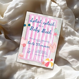 Könnte beinhalten: Eine Babyparty-Einladung mit einem Design aus rosa und weißen Streifen. Die Einladung enthält den Text "Splish splash it's a Baby Bash" und Details für Emily Thompsons Babyparty, mit Illustrationen zum Thema Strand.