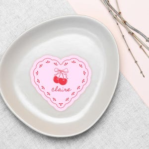 Plantilla de tarjeta de lugar con forma de corazón rosa, tarjeta de lugar divertida, tarjeta de lugar con forma de corazón para mesa editable, tarjeta de lugar elegante para despedida de soltera, tarjeta de lugar para despedida de soltera con forma de corazón