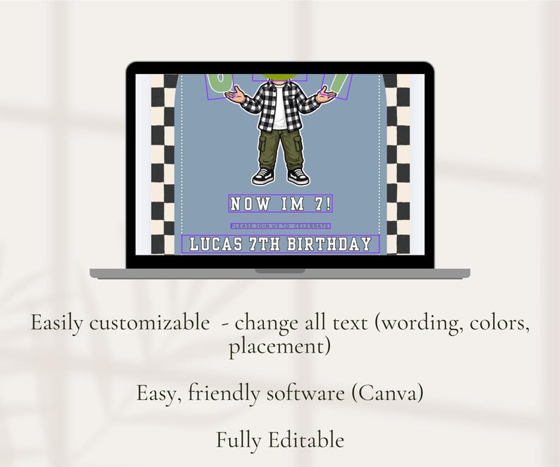 Puede incluir: Una computadora port&aacute;til muestra un dise&ntilde;o de invitaci&oacute;n de cumplea&ntilde;os. La invitaci&oacute;n presenta una ilustraci&oacute;n de dibujos animados de una persona con el texto "NOW IM 7!" y "LUCAS 7TH BIRTHDAY". El dise&ntilde;o est&aacute; sobre un fondo azul claro.