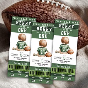 Könnte beinhalten: Drei grüne und weiße Geburtstagsparty-Tickets mit Football-Motiv. Jedes Ticket zeigt eine Aquarellillustration eines Kindes in Football-Uniform, einen Football und den Text "HENRY IS TURNING ONE". Im Hintergrund ein brauner Football.