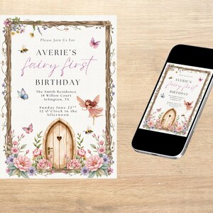 Puede incluir: Una invitaci&oacute;n de cumplea&ntilde;os con tem&aacute;tica de hadas con el texto "Averie's Fairy First Birthday". La invitaci&oacute;n presenta una puerta de madera, mariposas, abejas y detalles florales. Un smartphone muestra la misma invitaci&oacute;n. La invitaci&oacute;n est&aacute; sobre una superficie de madera.