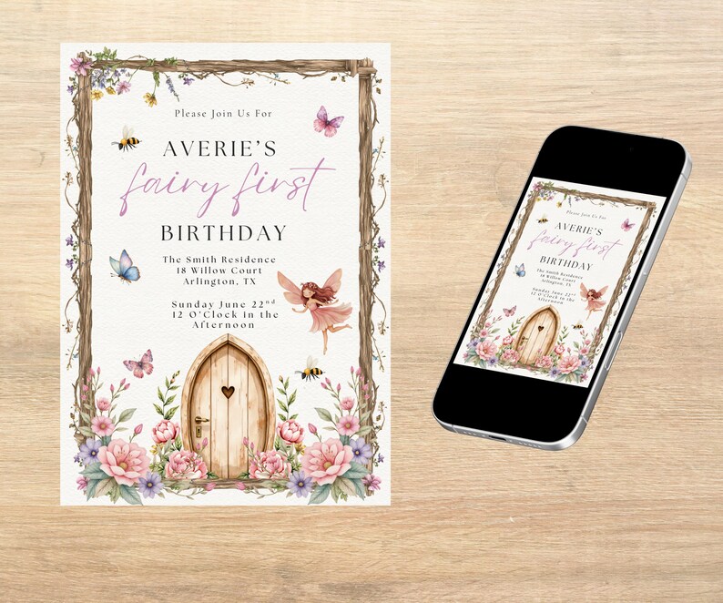 Puede incluir: Una invitaci&oacute;n de cumplea&ntilde;os con tem&aacute;tica de hadas con el texto "Averie's Fairy First Birthday". La invitaci&oacute;n presenta una puerta de madera, mariposas, abejas y detalles florales. Un smartphone muestra la misma invitaci&oacute;n. La invitaci&oacute;n est&aacute; sobre una superficie de madera.