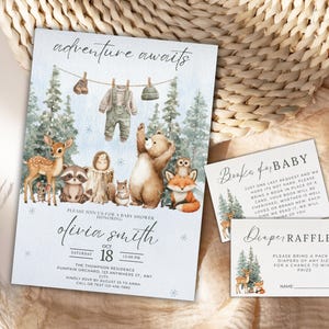 Könnte beinhalten: Babyparty-Einladungsset mit Aquarell-Waldthema. Die Einladung enthält den Text "adventure awaits" und eine Illustration von Babytieren. Zusätzliche Karten sind "Books for Baby" und "Diaper Raffle".