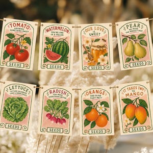 Puede incluir: Un estandarte decorativo con ocho tarjetas rectangulares colgadas de un cordel. Cada tarjeta muestra ilustraciones botánicas de estilo vintage de frutas y verduras, incluyendo tomate, sandía, miel, pera, lechuga, rábano, naranja y mango con texto.