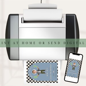 Puede incluir: Una impresora imprimiendo una invitaci&oacute;n de cumplea&ntilde;os con un gr&aacute;fico de un ni&ntilde;o de dibujos animados. La invitaci&oacute;n tiene un fondo azul con un borde a cuadros blanco y negro. El texto "PRINT AT HOME OR SEND DIGITALLY" est&aacute; en la parte superior.