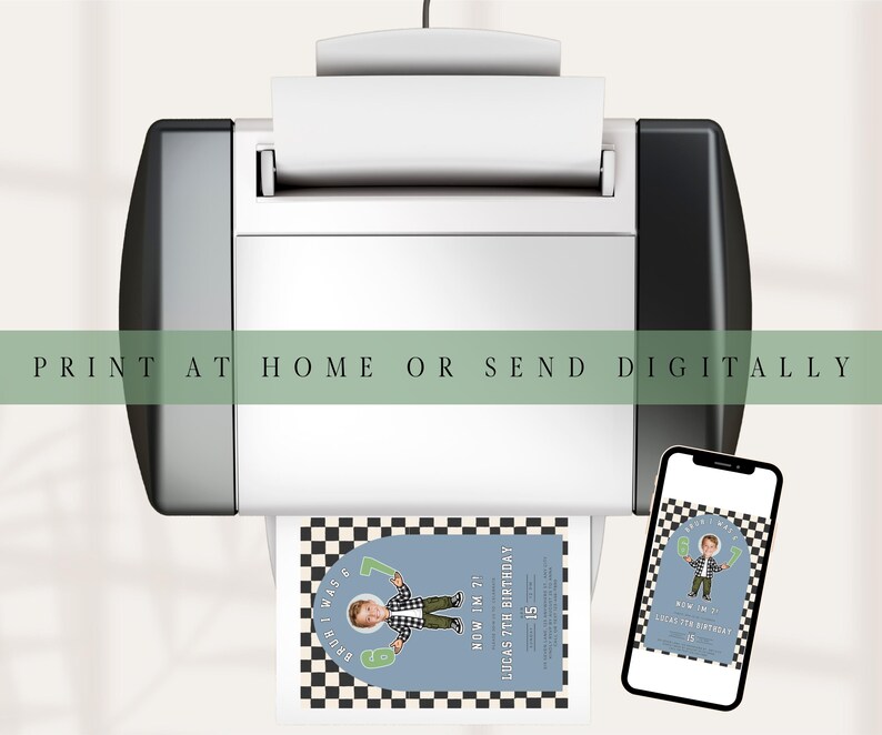 Puede incluir: Una impresora imprimiendo una invitaci&oacute;n de cumplea&ntilde;os con un gr&aacute;fico de un ni&ntilde;o de dibujos animados. La invitaci&oacute;n tiene un fondo azul con un borde a cuadros blanco y negro. El texto "PRINT AT HOME OR SEND DIGITALLY" est&aacute; en la parte superior.