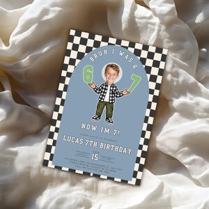 Puede incluir: Una invitaci&oacute;n de cumplea&ntilde;os con un fondo azul y un borde a cuadros en blanco y negro. La invitaci&oacute;n presenta una ilustraci&oacute;n de dibujos animados de un ni&ntilde;o sosteniendo los n&uacute;meros 6 y 7. El texto dice "BRUH I WAS 6, NOW IM 7! LUCAS 7TH BIRTHDAY".