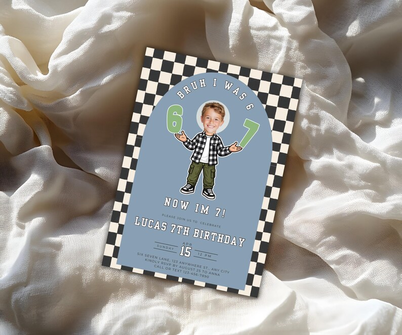 Puede incluir: Una invitaci&oacute;n de cumplea&ntilde;os con un fondo azul y un borde a cuadros en blanco y negro. La invitaci&oacute;n presenta una ilustraci&oacute;n de dibujos animados de un ni&ntilde;o sosteniendo los n&uacute;meros 6 y 7. El texto dice "BRUH I WAS 6, NOW IM 7! LUCAS 7TH BIRTHDAY".