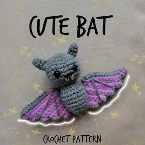 Può includere: Un pipistrello all'uncinetto con corpo e testa grigi e ali viola e grigie. Il testo "CUTE BAT" è sopra il pipistrello e "(CROCHET PATTERN)" sotto. Lo sfondo è beige chiaro con stelle dorate.