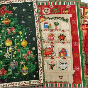 Könnte beinhalten: Drei Weihnachts-Adventskalender mit unterschiedlichen Designs. Der erste ist ein grüner Baum mit roten Ornamenten und einer roten Schleife. Der zweite ist ein beige-rotes Haus mit einem roten Dach. Der dritte ist ein roter Backstein-Kamin mit hängenden Strümpfen.