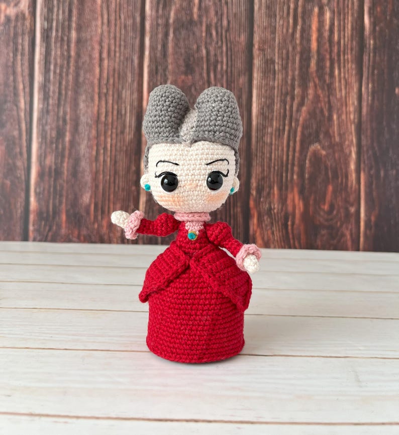 Crochet doll pattern, Lady Tremaine, villain, amigurumi, PDF in Spanish and English. image 2