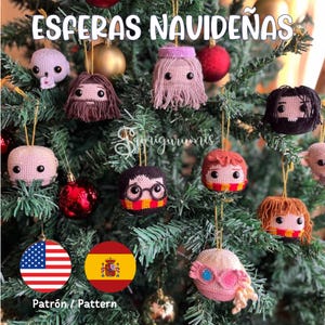 Puede incluir: Un árbol de Navidad decorado con adornos hechos a mano de ganchillo con personajes de la serie Harry Potter. Los adornos son de varios colores, incluyendo marrón, rosa y negro. El árbol también está decorado con adornos rojos y dorados. El texto "ESFERAS NAVIDEÑAS" es visible en la parte superior de la imagen. El texto "Patrón / Pattern" es visible en la parte inferior de la imagen. Las banderas estadounidense y española son visibles en la parte inferior de la imagen.