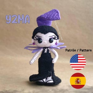 K&ouml;nnte beinhalten: Eine geh&auml;kelte Amigurumi-Puppe von Yzma aus dem Film Die Abenteuer von Kuzco. Die Puppe tr&auml;gt ein schwarzes Kleid und einen lila Hut. Die Puppe steht auf einem braunen Hintergrund. Der Text "Yzma" ist in gro&szlig;en Buchstaben oben im Bild geschrieben. Der Text "Patr&oacute;n / Pattern" ist unten rechts im Bild geschrieben. Die amerikanische und spanische Flagge sind ebenfalls unten rechts im Bild zu sehen.