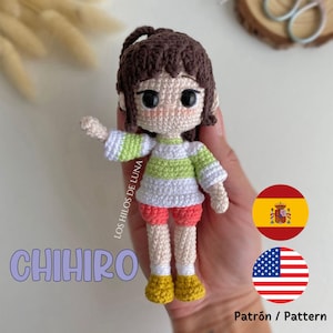 Puede incluir: Muñeca amigurumi de crochet de Chihiro de la película El viaje de Chihiro. La muñeca lleva una camisa a rayas blancas y verdes, pantalones cortos rojos y zapatos marrones. La muñeca está extendiendo su brazo derecho. El fondo incluye el texto "Chihiro" y las palabras "Patrón / Pattern" en español e inglés.