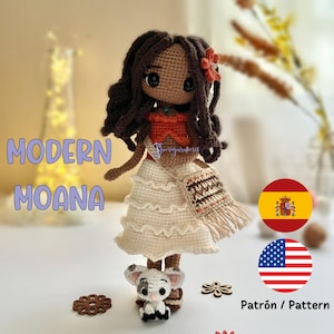 Może przedstawiać: Lalka amigurumi na szydełku Moany z filmu Disneya Moana. Lalka ma na sobie brązowo-białą spódniczkę, czerwoną bluzkę i kwiat we włosach. Trzyma małego brązowo-białego prosiaka.
