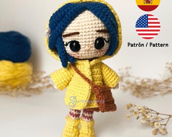 Crochet doll pattern, girl with yellow raincoat, amigurumi, secret door, button eyes, PDF in Spanish and English.