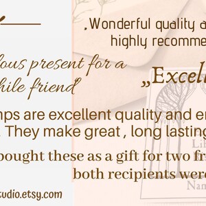 Puede incluir: Primer plano de rese&ntilde;as de clientes para sellos de ex libris. Las rese&ntilde;as destacan la calidad y el dise&ntilde;o de los sellos, afirmando que son regalos "fabulosos" y "excelentes" para los amantes de los libros. El texto tambi&eacute;n incluye la direcci&oacute;n del sitio web www.exlibrisstudio.etsy.com.