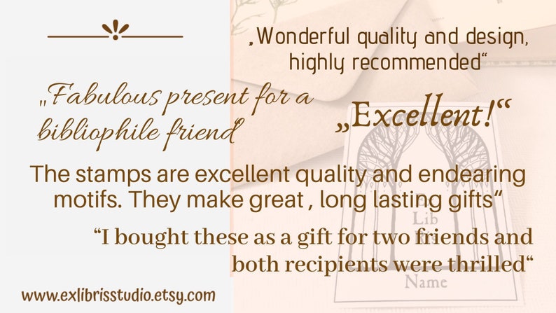 Puede incluir: Primer plano de rese&ntilde;as de clientes para sellos de ex libris. Las rese&ntilde;as destacan la calidad y el dise&ntilde;o de los sellos, afirmando que son regalos "fabulosos" y "excelentes" para los amantes de los libros. El texto tambi&eacute;n incluye la direcci&oacute;n del sitio web www.exlibrisstudio.etsy.com.