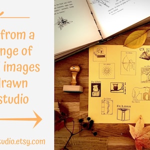 Puede incluir: Una hoja de papel con una variedad de im&aacute;genes dibujadas a mano para ex libris. Las im&aacute;genes son en blanco y negro y presentan una variedad de dise&ntilde;os, incluyendo un sol, un b&uacute;ho, un le&oacute;n y un &aacute;rbol. El papel es amarillo y tiene el texto "ex libris" impreso en &eacute;l. Tambi&eacute;n hay varios sellos de madera con las mismas im&aacute;genes.