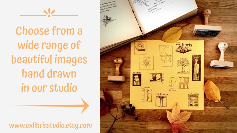 Puede incluir: Una hoja de papel con una variedad de im&aacute;genes dibujadas a mano para ex libris. Las im&aacute;genes son en blanco y negro y presentan una variedad de dise&ntilde;os, incluyendo un sol, un b&uacute;ho, un le&oacute;n y un &aacute;rbol. El papel es amarillo y tiene el texto "ex libris" impreso en &eacute;l. Tambi&eacute;n hay varios sellos de madera con las mismas im&aacute;genes.