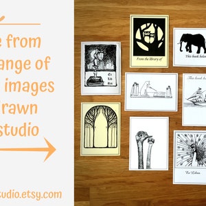 Pu&ograve; includere: Una collezione di 10 ex libris con illustrazioni disegnate a mano di animali, piante e oggetti. Gli ex libris sono stampati su cartoncino bianco e hanno inchiostro nero. Le illustrazioni includono un gufo, un paio di pinguini, una tartaruga, una rana, un pavone, un paio di struzzi, una nave, un gatto che legge un libro, un elefante e il suo piccolo, e un albero con un arco.