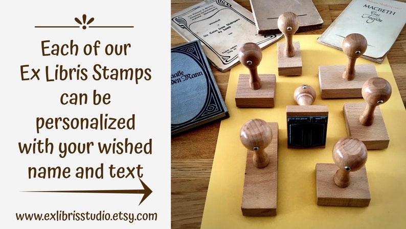 Puede incluir: Una colecci&oacute;n de ocho sellos de madera con mangos redondos. Los sellos est&aacute;n dispuestos sobre una superficie amarilla. Los sellos son para personalizar ex libris con un nombre y un texto.