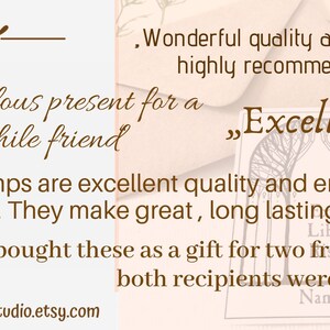 Pu&ograve; includere: Recensioni dei clienti per timbri per ex libris. Le recensioni includono "Un regalo favoloso per un amico bibliofilo", "Qualit&agrave; e design eccezionali, altamente raccomandato", "Eccellente! I timbri sono di qualit&agrave; eccellente e i motivi sono accattivanti. Sono ottimi regali duraturi", e "Ho comprato questi come regalo per due amici ed entrambi i destinatari sono rimasti entusiasti".