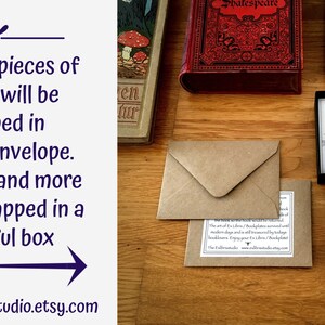 Puede incluir: Una mesa de madera con un sobre marr&oacute;n, dos cajas negras con texto blanco que dice "Este libro pertenece a", y varios libros. El texto en el lado izquierdo de la imagen dice "15 y 25 piezas de exlibris se envolver&aacute;n en un sobre bonito. 50 piezas y m&aacute;s se envolver&aacute;n en una caja hermosa" y "www.exlibrisstudio.etsy.com".