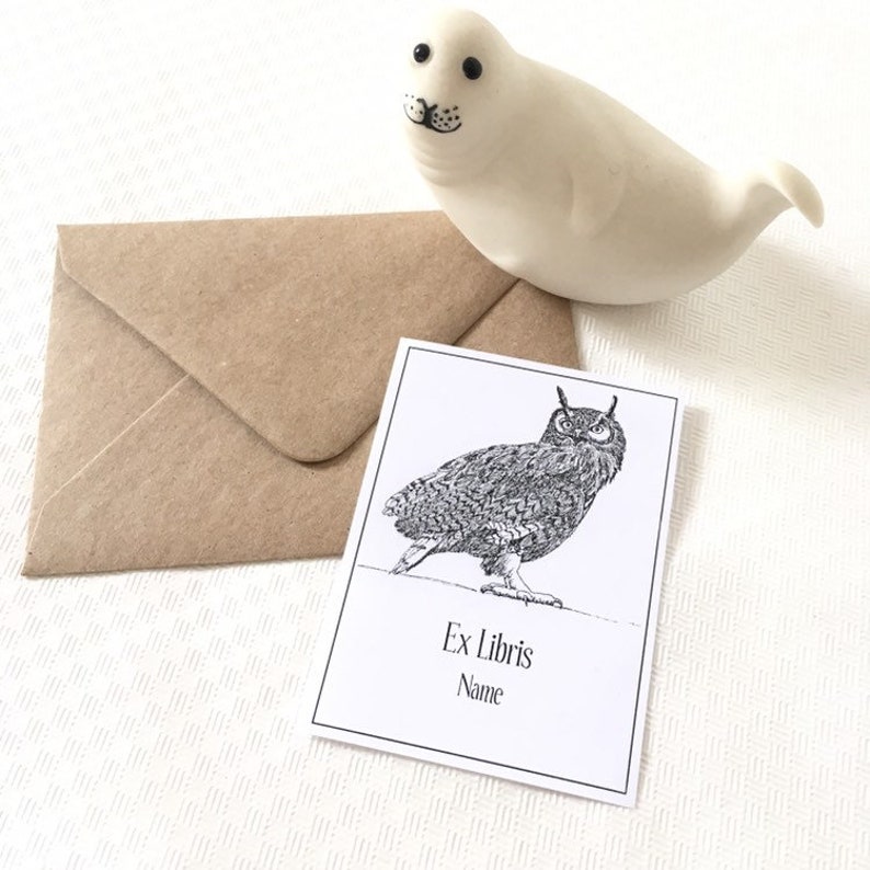 Puede incluir: Una ilustraci&oacute;n en blanco y negro de un b&uacute;ho en una tarjeta blanca con el texto "Ex Libris" y "Nombre".