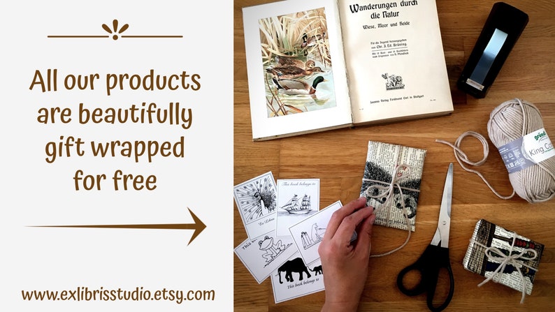 Puede incluir: Un primer plano de un regalo envuelto en papel marr&oacute;n con cuerda y una etiqueta. El regalo est&aacute; rodeado de otros materiales de envoltura de regalos, incluyendo un libro, tijeras, cuerda y una bola de hilo. El texto "Wanderungen durch die Natur" es visible en el libro. El texto "All our products are beautifully gift wrapped for free" es visible en el lado izquierdo de la imagen.