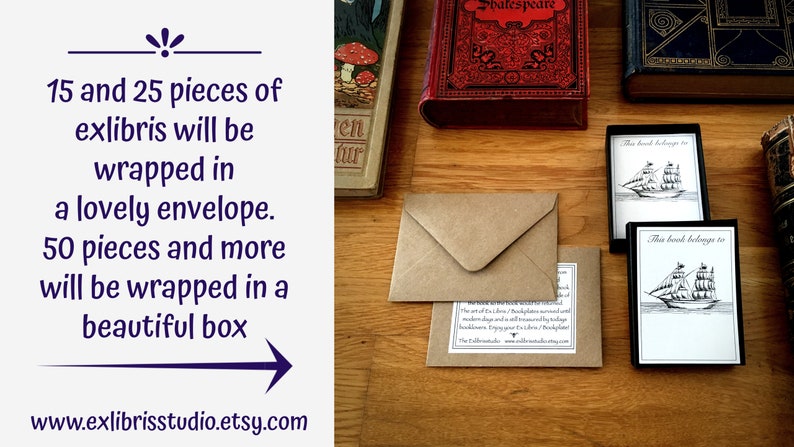 Pu&ograve; includere: Un tavolo di legno con due buste marroni, due scatole nere con illustrazioni bianche di navi e il testo "Questo libro appartiene a" su ogni scatola. Il testo "15 e 25 pezzi di ex libris saranno avvolti in una bella busta. 50 pezzi e pi&ugrave; saranno avvolti in una bella scatola" &egrave; sul lato sinistro dell'immagine. Il testo "www.exlibrisstudio.etsy.com" &egrave; nella parte inferiore dell'immagine.
