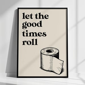 Puede incluir: Impresión artística enmarcada con la frase "let the good times roll" en negro. Una ilustración en blanco y negro de un rollo de papel higiénico se encuentra debajo del texto. La obra de arte se muestra sobre un fondo beige claro.