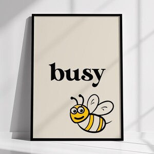 Väggkonst med Busy Bee - Rolig toalettskylt, badrumsordvitstryck