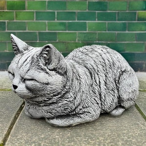 Stone cat Statue for yard Pet memorial Lying kitten concrete Figurine for garden Animal sculpture Outdoor decoration Sleeping cat ornament