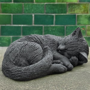 石で丸まった猫の彫刻 コンクリートの子猫の置物 セメントで眠っている子猫の像 屋外の猫の装飾 記念猫アート 子猫好きのギフト