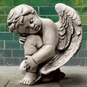 石の赤ちゃん天使の彫刻 庭の天使の置物 コンクリートの記念子供の装飾 眠っている守護者の像 翼のある天使のアート 恋人への贈り物