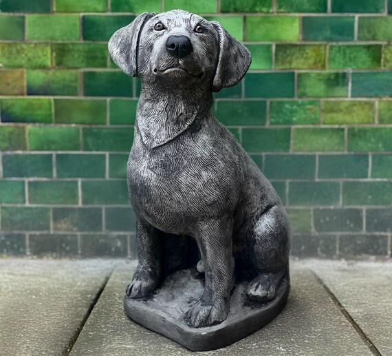 屋外用ラブラドールの彫刻 石の犬の置物 コンクリート製のペット
