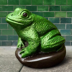 Green frog statue Concrete realistic frog sculpture Stone animal figurine Outdoor amphibian decoration Frog lover gift Front door ornament