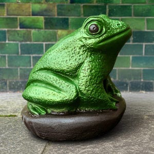 手作りコンクリートカエル像：緑の庭の飾り - Etsy 日本