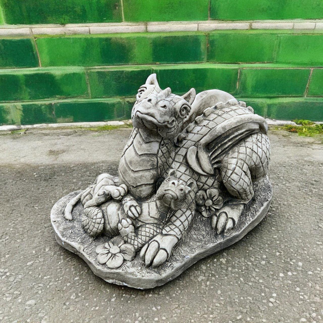 コンクリート製のドラゴンの家族の像 石造りの母と子のドラゴンの置物