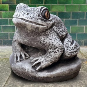 Garden pool statue Concrete frog figurine Stone animal sculpture Garden amphibian figurine Outdoor toad decoration Yard art Lover gift